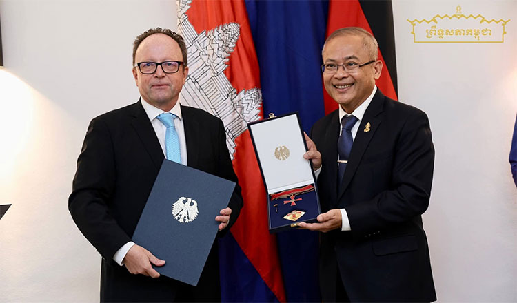 Kambodschanischer Senator Chem Widhya erhält Deutschlands Großes Verdienstkreuz